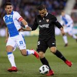 El defensa del Sevilla Gabriel Mercado controla el balón junto a al brasileño Grabriel Pires, centrocampista del Leganés
