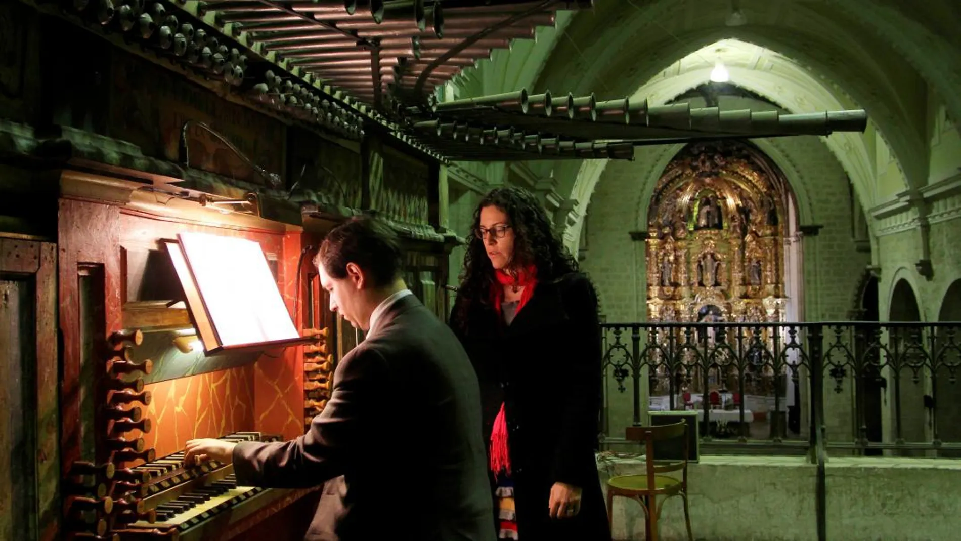 Los organistas Juan Luis Sáez y Ana Aguado se preparan para interpretar una pieza en el órgano de la iglesia de San Francisco de Palencia.
