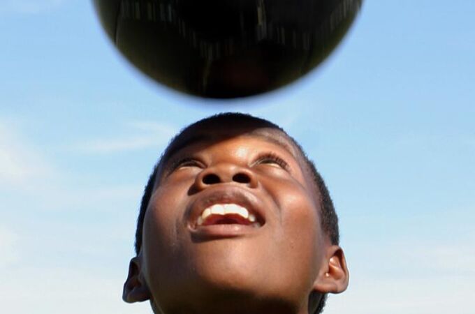 Un niño juega con un balón a dar remates de cabeza, en una imagen de archivo