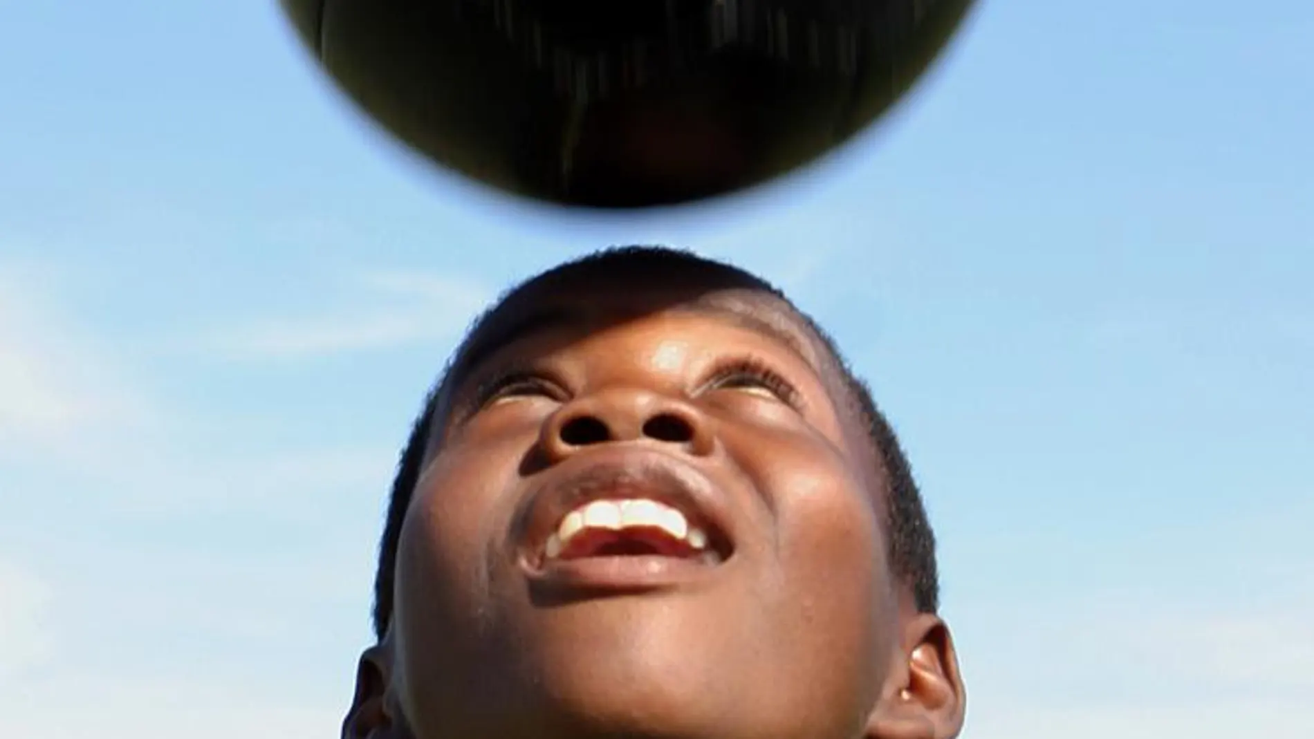 Un niño juega con un balón a dar remates de cabeza, en una imagen de archivo
