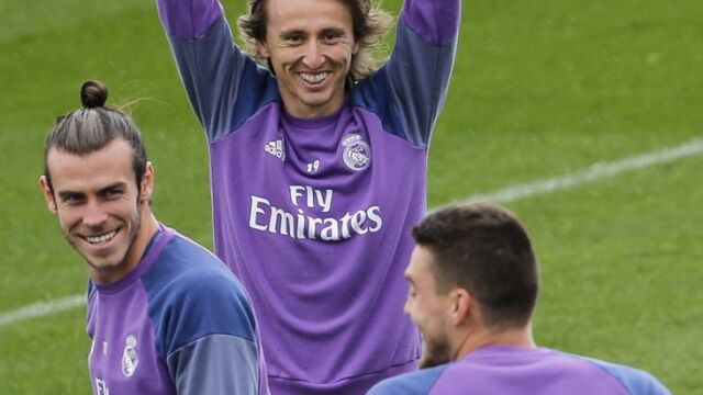 Modric bromea con Bale y Kovacic en el entrenamiento de ayer