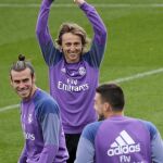 Modric bromea con Bale y Kovacic en el entrenamiento de ayer