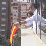 Víctor Martínez colgando la bandera