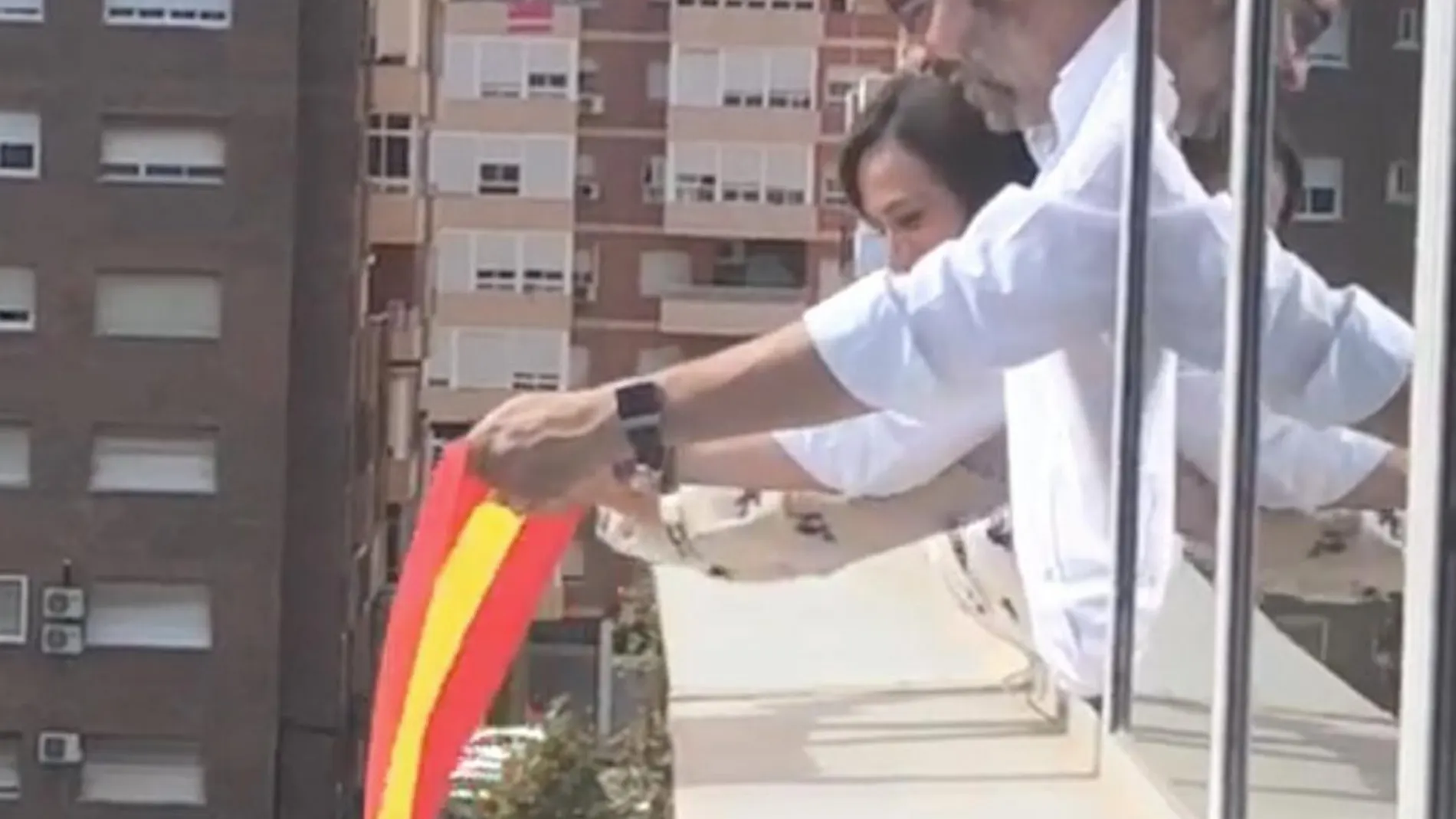 Víctor Martínez colgando la bandera