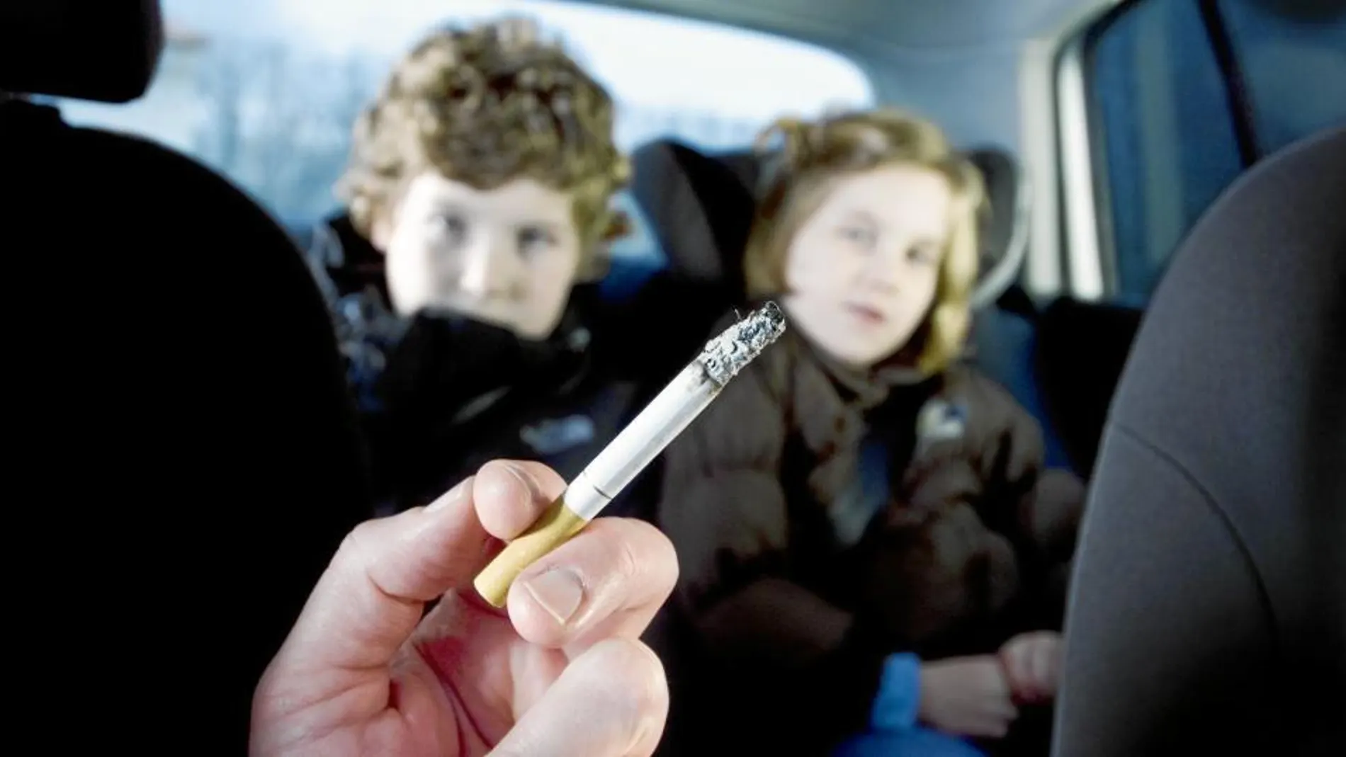 El 90 por ciento de los fumadores está de acuerdo en que no se debería fumar en los vehículos privados
