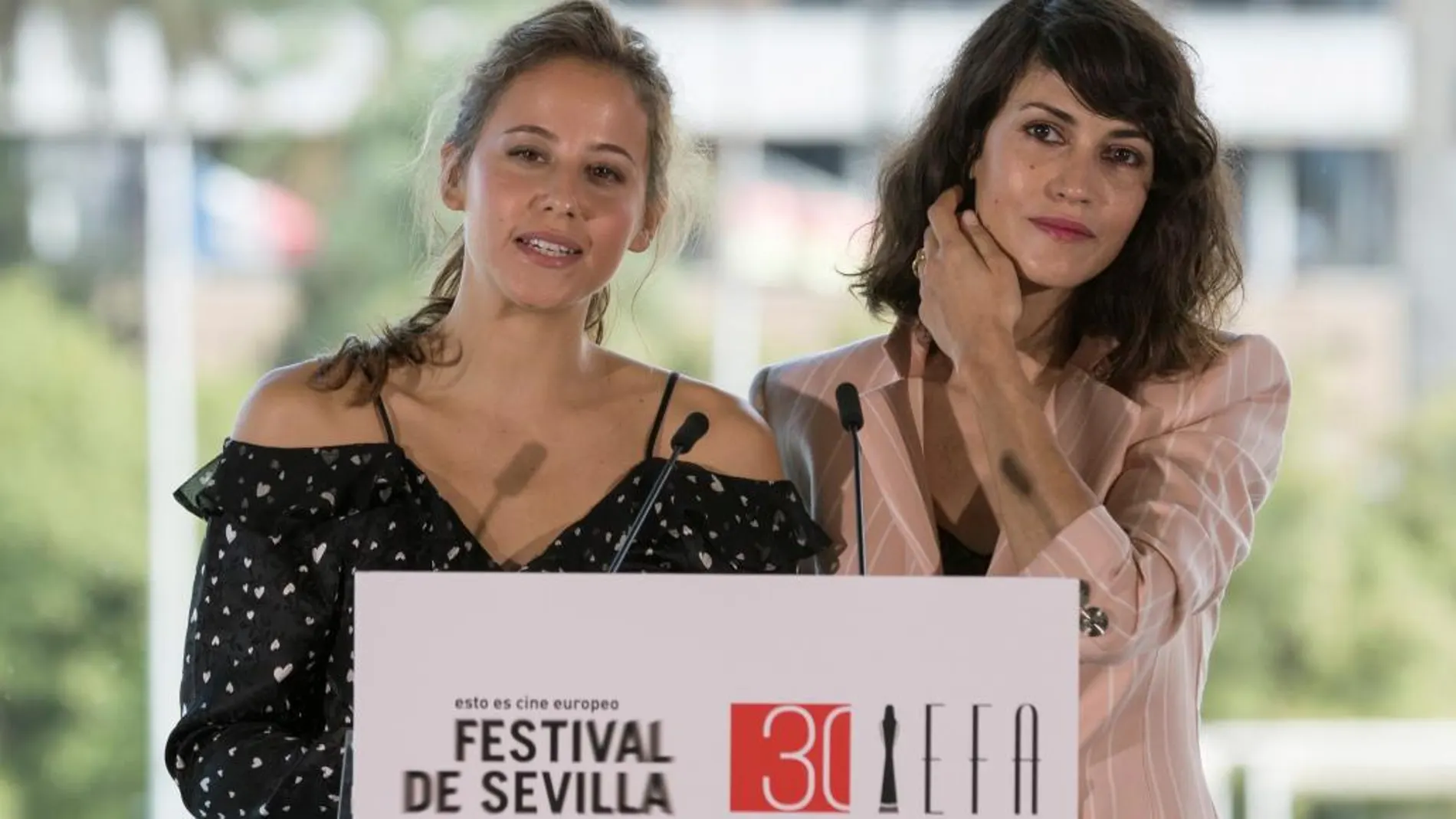Las actrices españolas Nerea Barros e Irene Escolar en el acto, hoy en Sevilla, de las nominaciones a los Premios del Cine Europeo