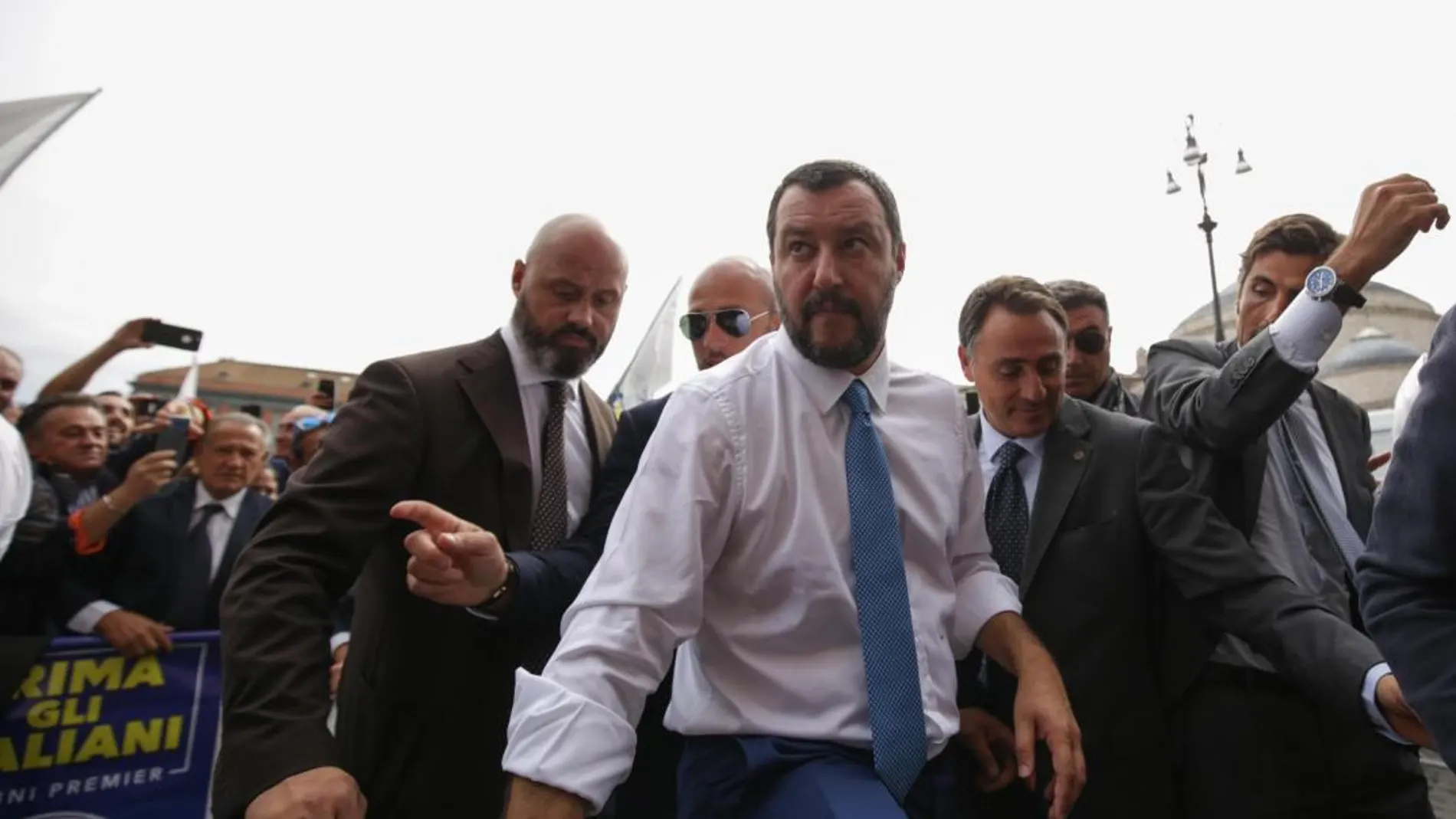 El ministro del Interior, Matteo Salvini (c), saluda a varios seguidores durante su visita a Nápoles, Italia, ayer / Foto: Efe