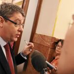 Álvaro Nadal, ministro de Energía, mantiene una dura pugna con Marín Quemada, presidente de la CNMC