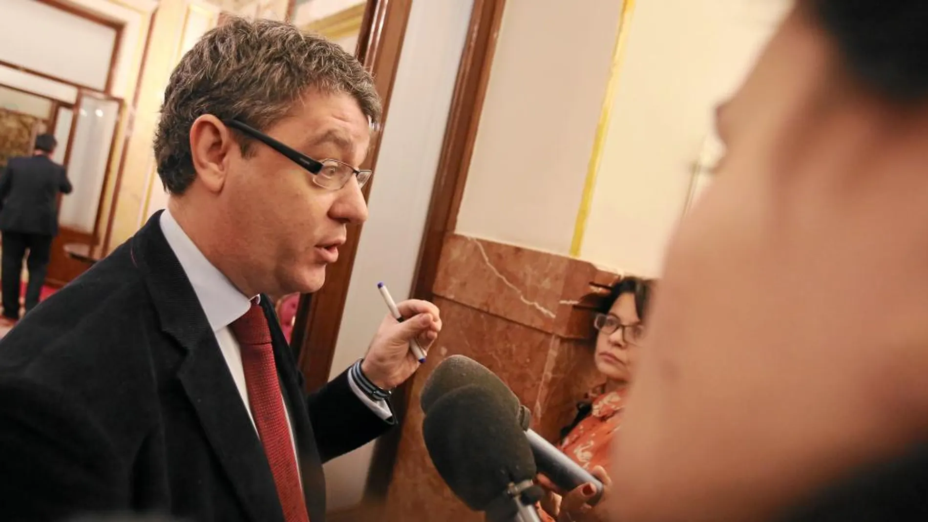 Álvaro Nadal, ministro de Energía, mantiene una dura pugna con Marín Quemada, presidente de la CNMC