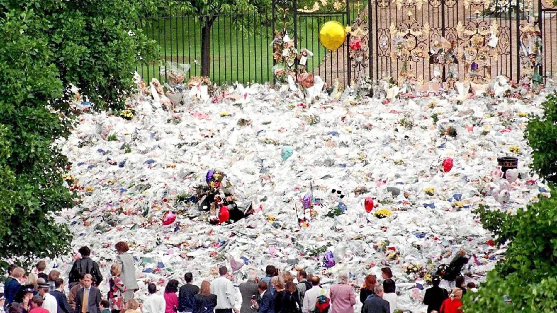 Flores, fotografías y mensajes fueron colocados a las puertas del palacio de Kensington tras conocerse la muerte de Lady Di