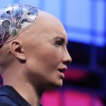 El robot humanoide Sophia, que obtuvo la nacionalidad saudí el pasado mes de octubre, interviene durante la segunda jornada de la Web Summit en Lisboa (Portugal)