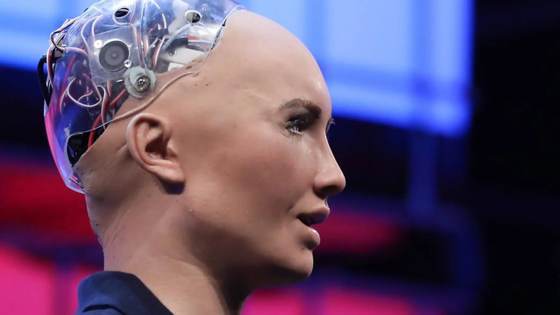 El robot humanoide Sophia, que obtuvo la nacionalidad saudí el pasado mes de octubre, interviene durante la segunda jornada de la Web Summit en Lisboa (Portugal)