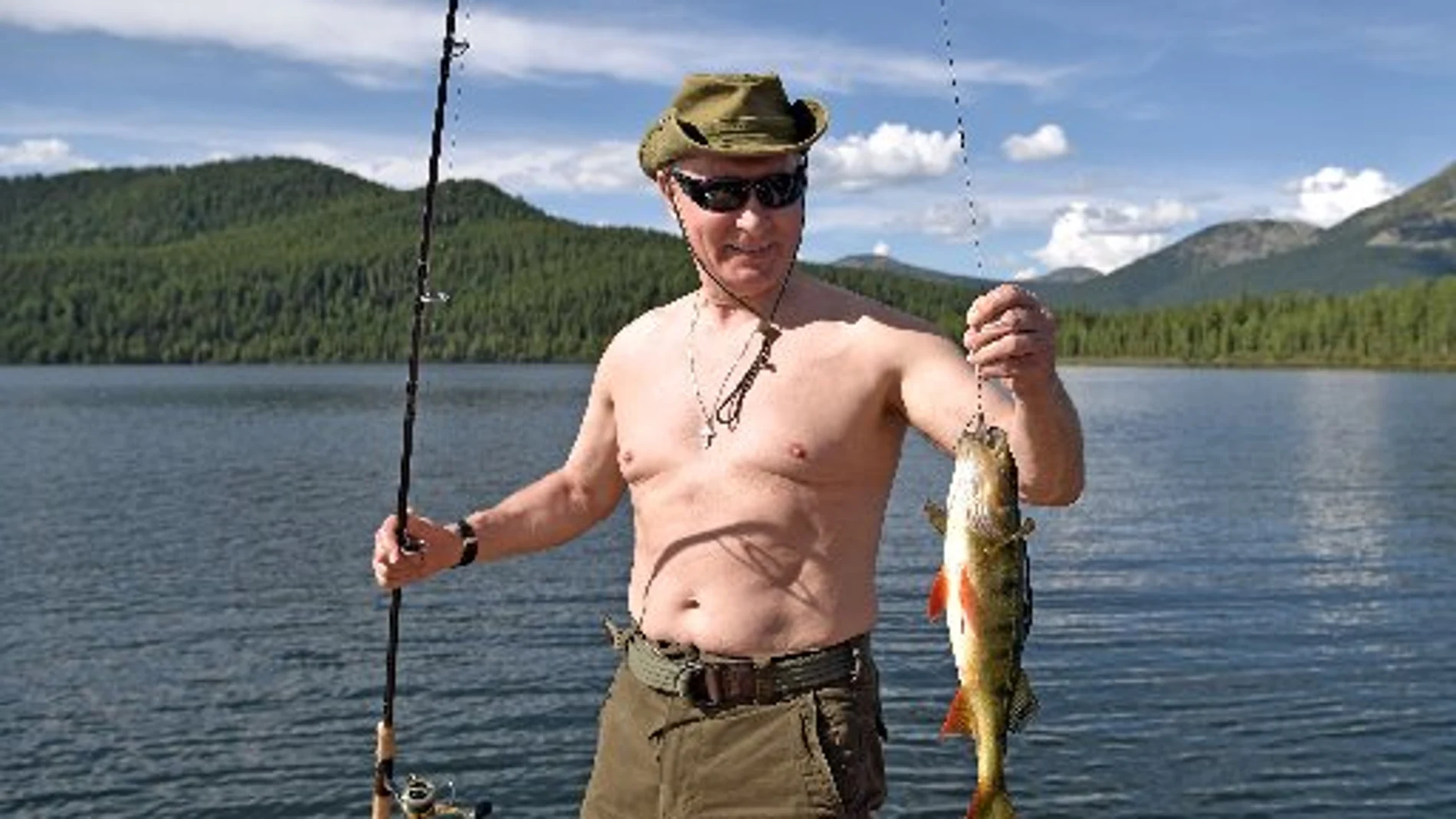 Vladimir Putin de pesca, sin camiseta.