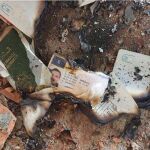 Fotografía cedida por delCamp.cat, de los restos quemados del pasaporte y el carné de conducir de Mohamed Hichamy, uno de los abatidos en Cambrils, y del pasaporte de Younes Abouyaaqoub, el autor material del atentado de Barcelona