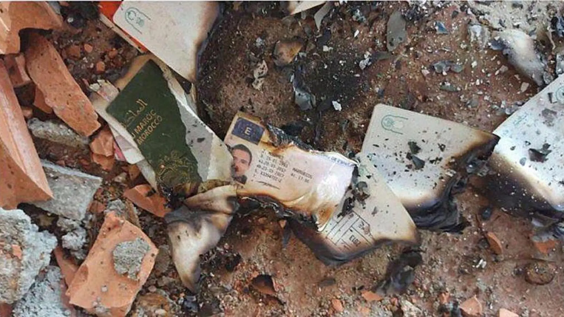 Fotografía cedida por delCamp.cat, de los restos quemados del pasaporte y el carné de conducir de Mohamed Hichamy, uno de los abatidos en Cambrils, y del pasaporte de Younes Abouyaaqoub, el autor material del atentado de Barcelona