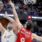 El Madrid aventaja en tres victorias a Valencia y Barça. Reyes intenta anotar ante Sekulic