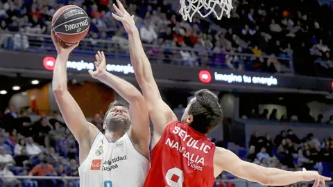 El Madrid aventaja en tres victorias a Valencia y Barça. Reyes intenta anotar ante Sekulic