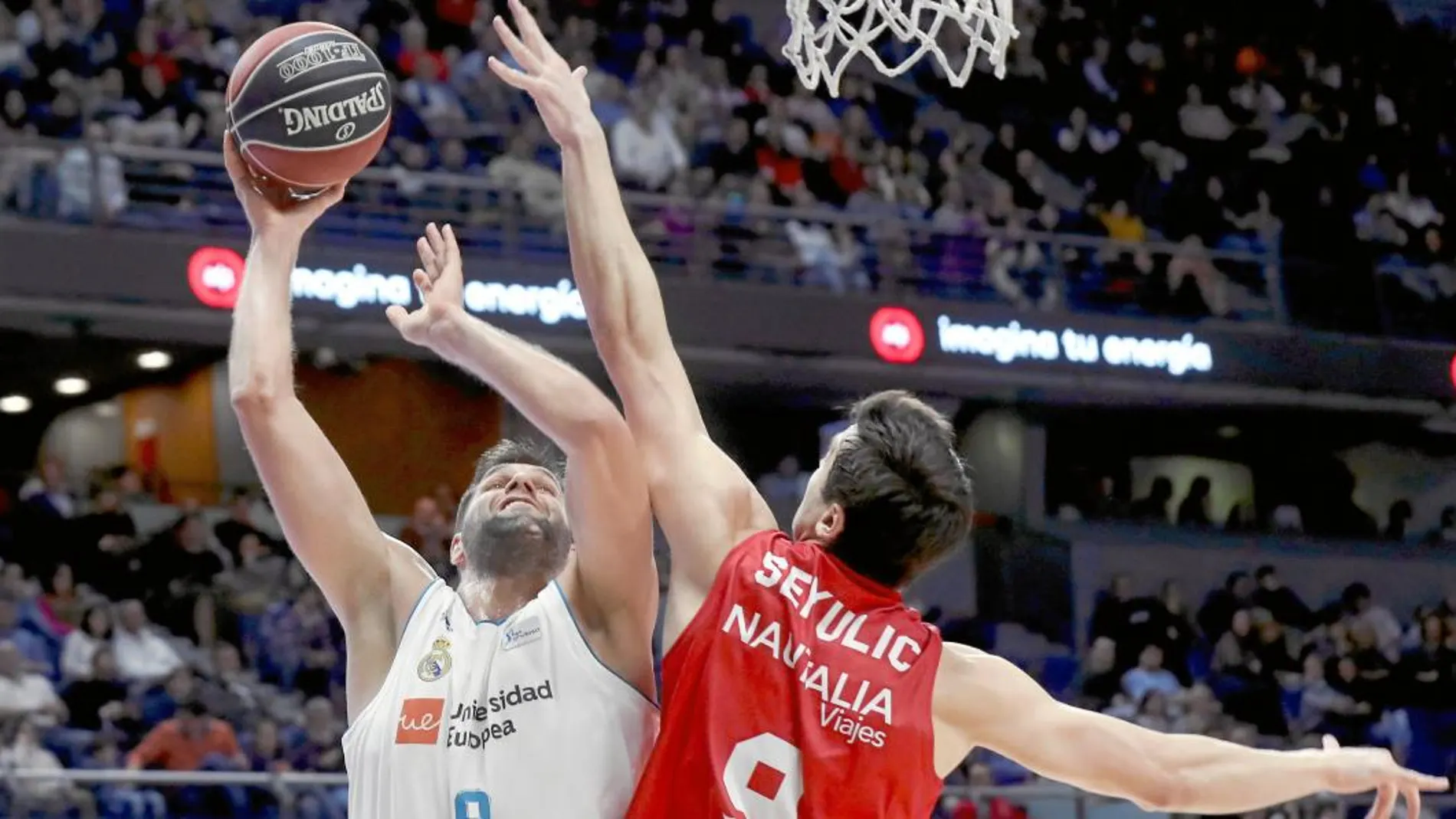 El Madrid aventaja en tres victorias a Valencia y Barça. Reyes intenta anotar ante Sekulic