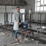 Juan José Villanueva posa en los cambiadores del antiguo Grupo Lumajo antes de que comenzasen las obras para instalar allí la empresa / La Razón