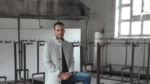 Juan José Villanueva posa en los cambiadores del antiguo Grupo Lumajo antes de que comenzasen las obras para instalar allí la empresa / La Razón