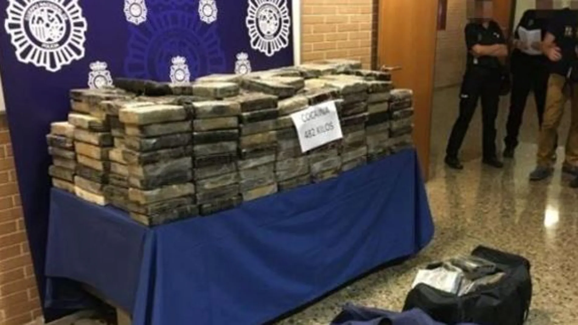 Los 482 kilos de cocaína estaban repartidos en paquetes rectangulares perfectamente precintados en plástico de un kilogramo de peso.
