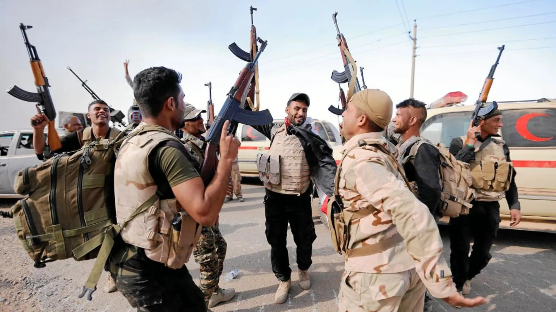 Soldados del Ejército iraquí celebran ayer la victoria en la toma de una localidad al sur de Mosul