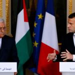El presidente galo, Emmanuel Macron (d), y su homólogo palestino, Mahmud Abás (i), ofrecen una rueda de prensa en el Palacio del Elíseo en París (Francia) hoy