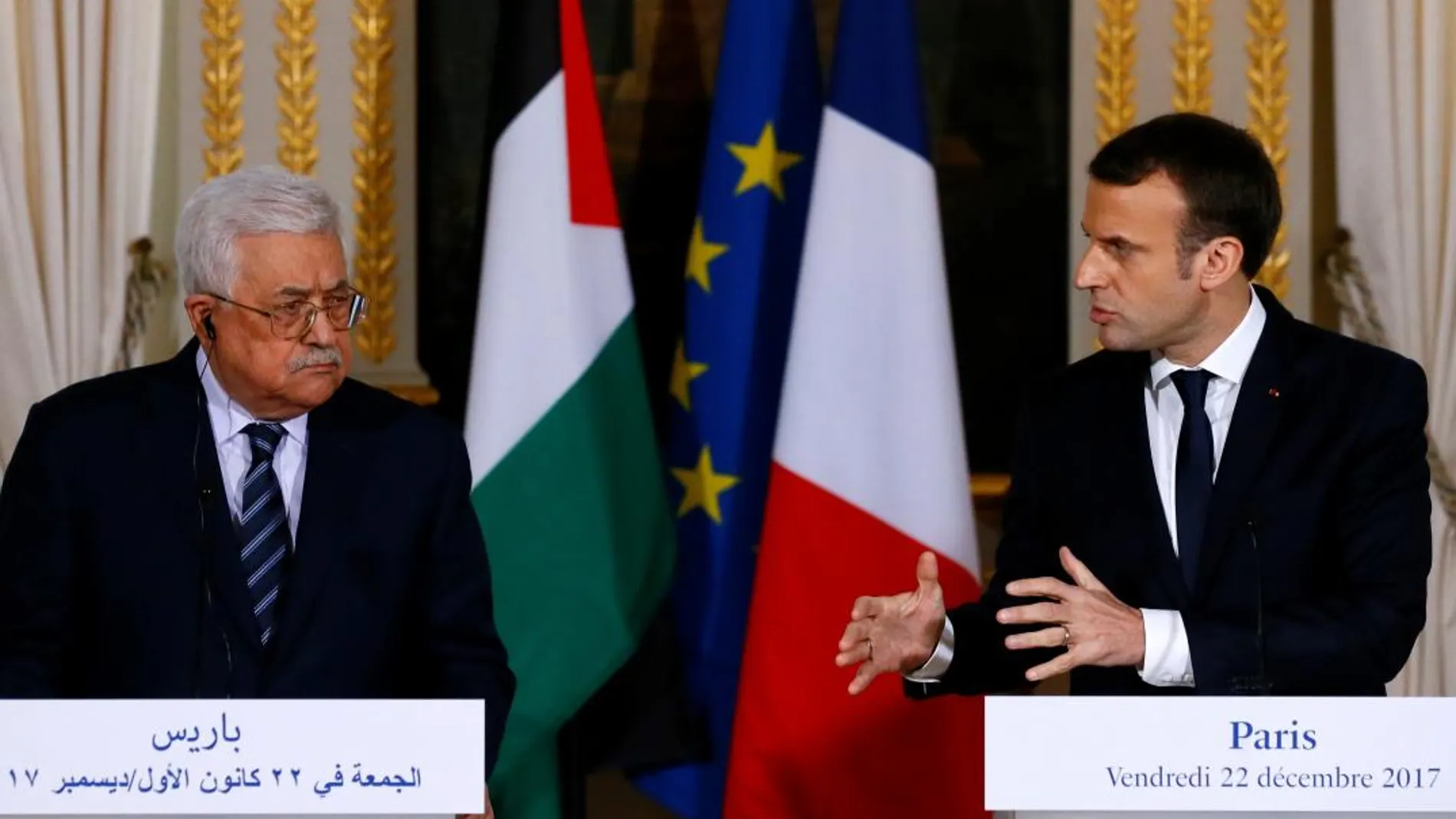 El presidente galo, Emmanuel Macron (d), y su homólogo palestino, Mahmud Abás (i), ofrecen una rueda de prensa en el Palacio del Elíseo en París (Francia) hoy