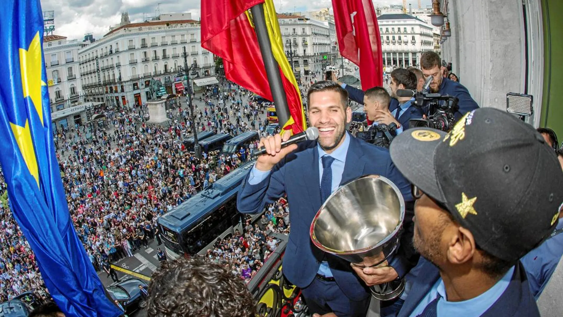 La plantilla del Real Madrid visitó el Ayuntamiento de la capital y posteriormente la sede de la Comunidad de Madrid