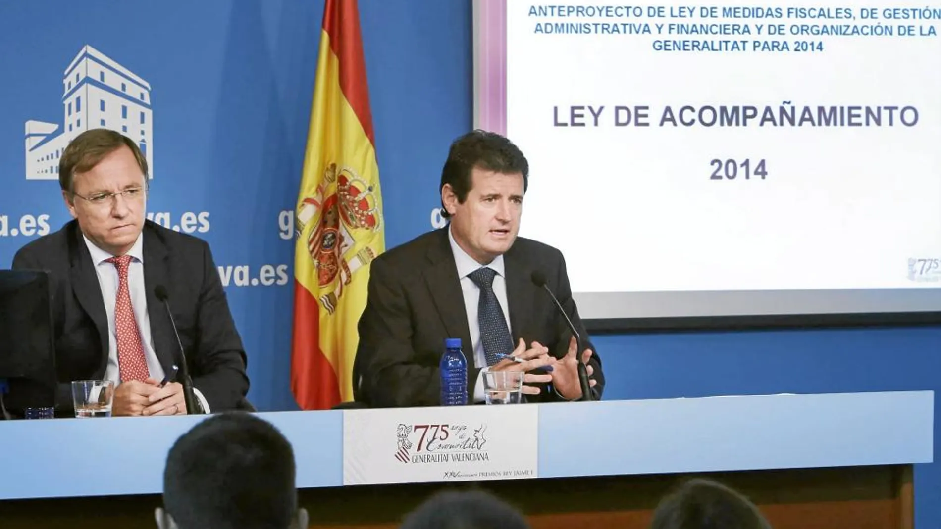 El conseller de Hacienda, Juan Carlos Moragues, y el vicepresidente Císcar, tras el pleno del Consell