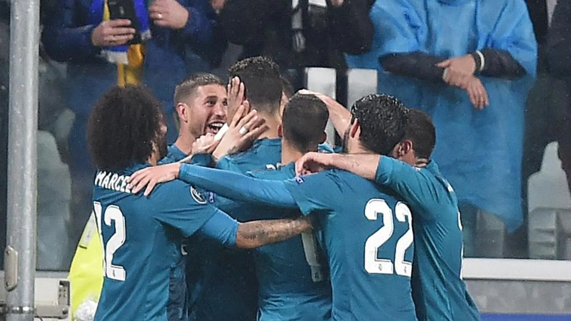 Marcelo, Isco, Ramos y Lucas felicitan a Cristiano tras su fantástico gol de chilena