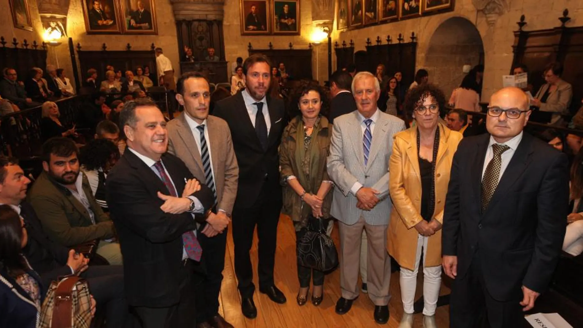 El presidente de la Asociación, Jesús Corrales; el alcalde de la ciudad, Óscar Puente; Pablo Trillo; Luis Antonio Gómez y concejales del Ayuntamiento