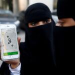 Dos mujeres saudís con un teléfono móvil