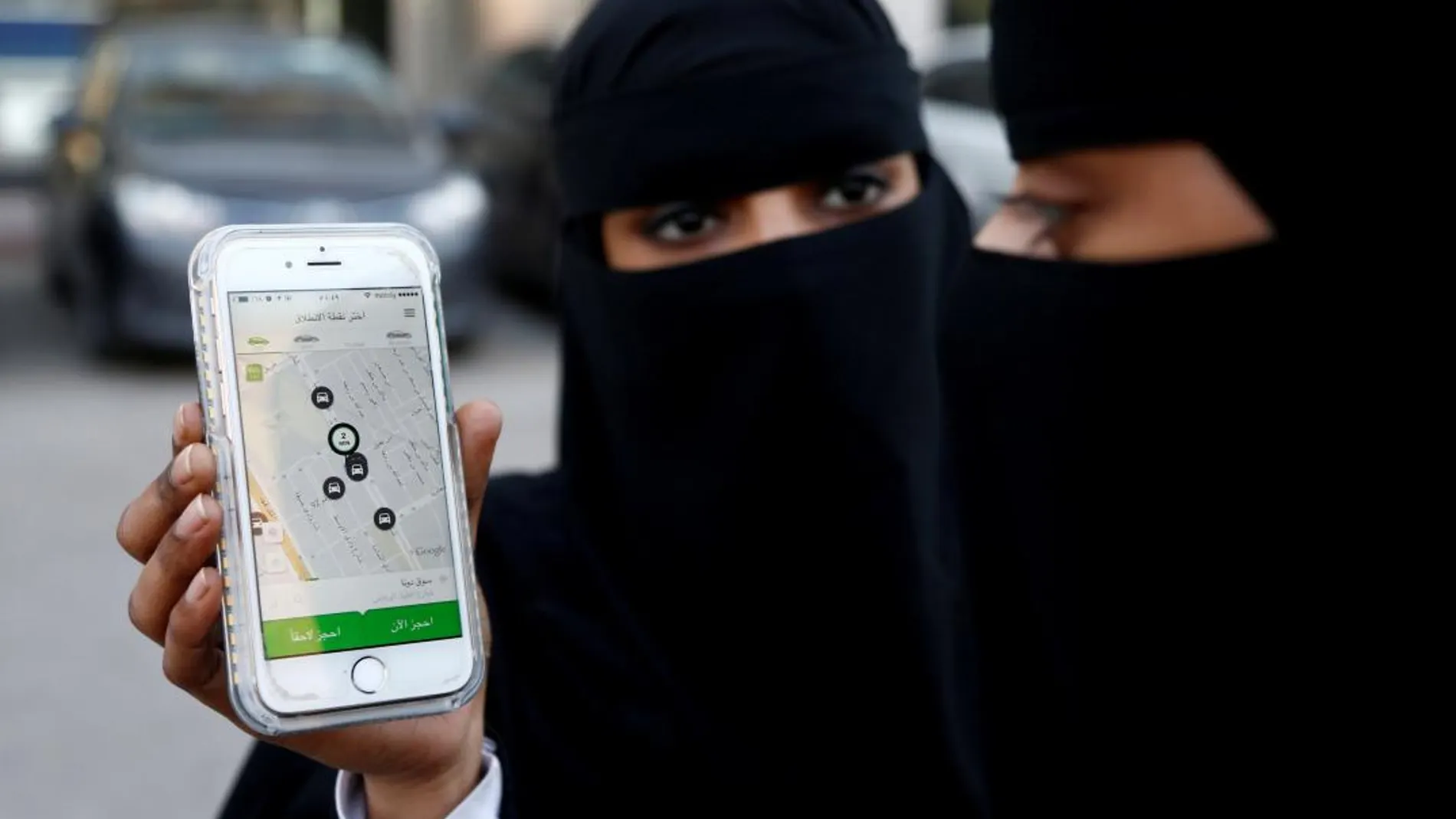 Dos mujeres saudís con un teléfono móvil