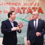 El presidente de la Diputación de Valladolid, Jesús Julio Carnero, inaugura la VII Jornada de la Patata de El Carpio, junto al alcalde del municipio, Máximo Gómez