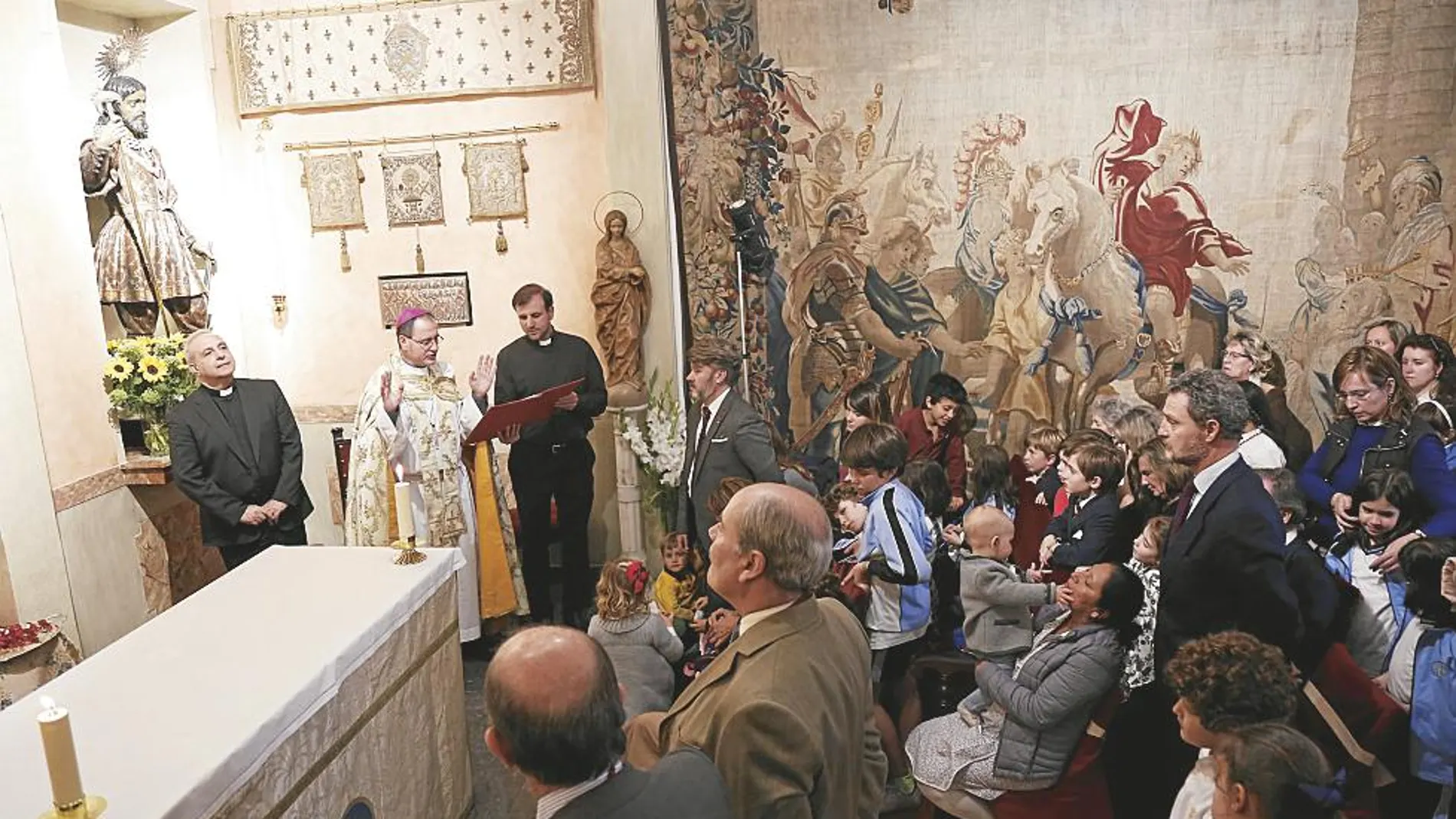 El obispo auxiliar Santos Montoya ofició la misa en la reapertura de la capilla