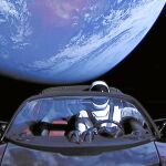 El único «tripulante» del potente cohete de SpaceX era un maniquí, vestido con el traje lunar diseñado por Musk, en el asiento del piloto de un Tesla rojo, uno de los coches eléctricos más demandados