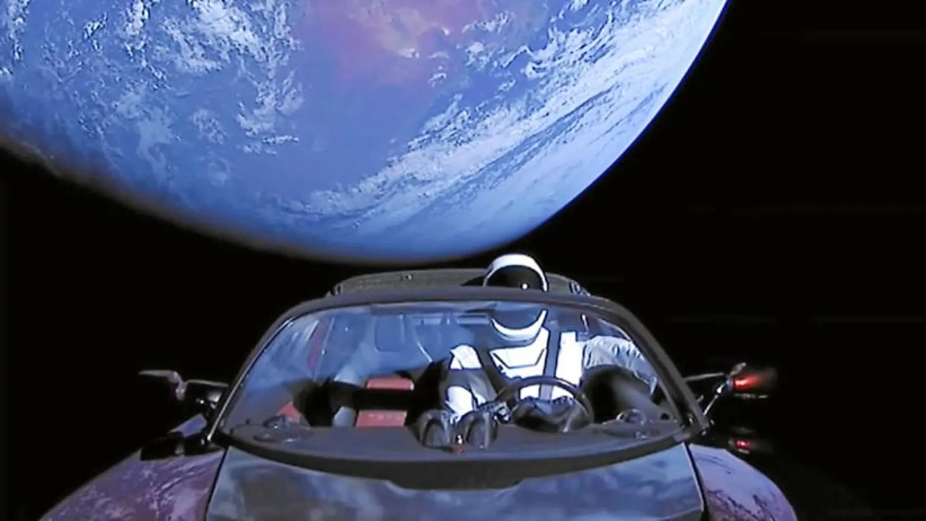 El único «tripulante» del potente cohete de SpaceX era un maniquí, vestido con el traje lunar diseñado por Musk, en el asiento del piloto de un Tesla rojo, uno de los coches eléctricos más demandados