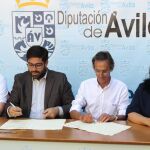 El presidente de la Diputación, Jesús Manuel Sánchez Cabrera, firma el acuerdo con los miembros de la ONG