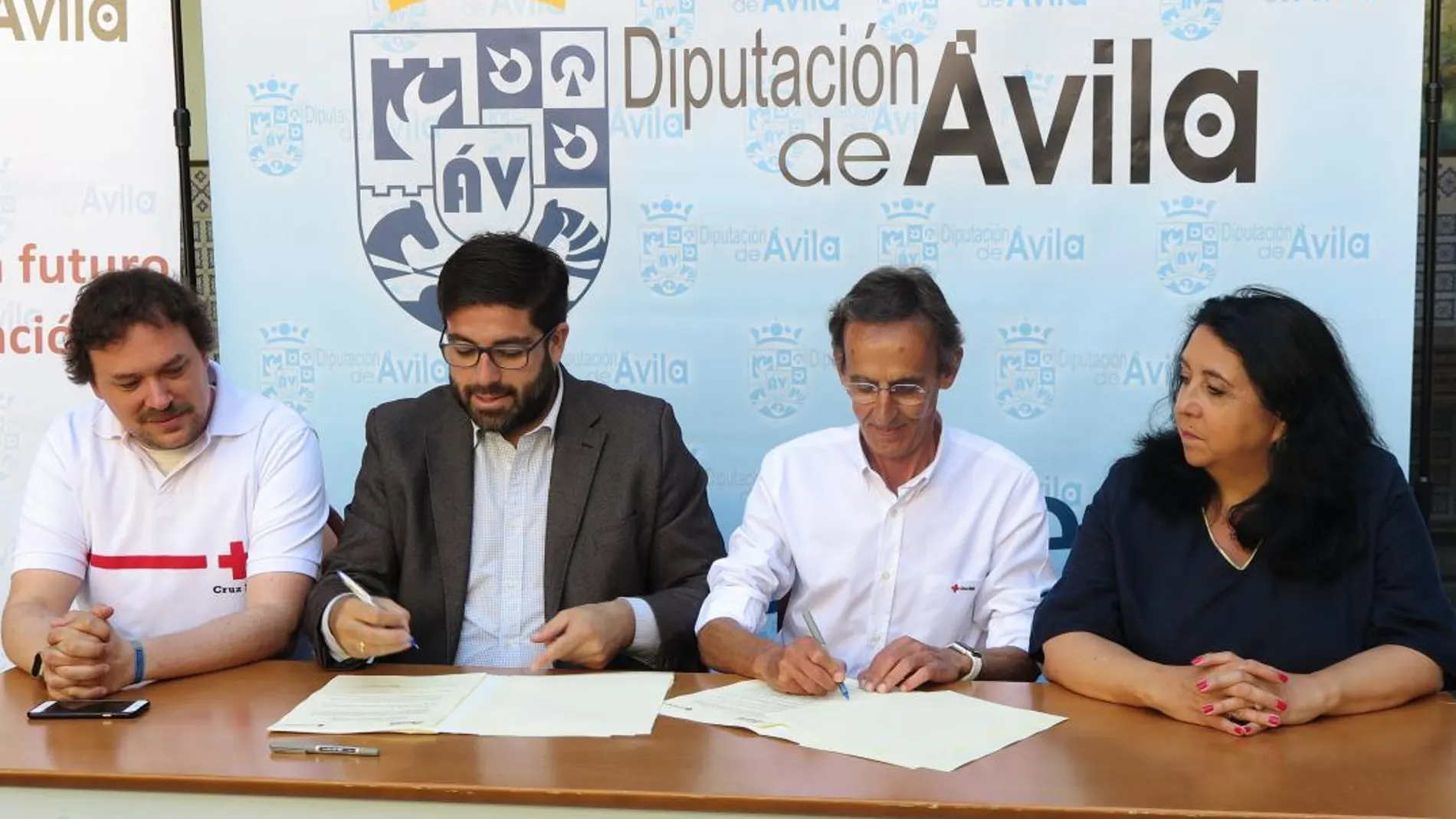 El presidente de la Diputación, Jesús Manuel Sánchez Cabrera, firma el acuerdo con los miembros de la ONG