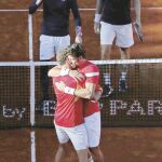 Feliciano López y Pablo Carreño se abrazan tras ganar el punto de dobles.