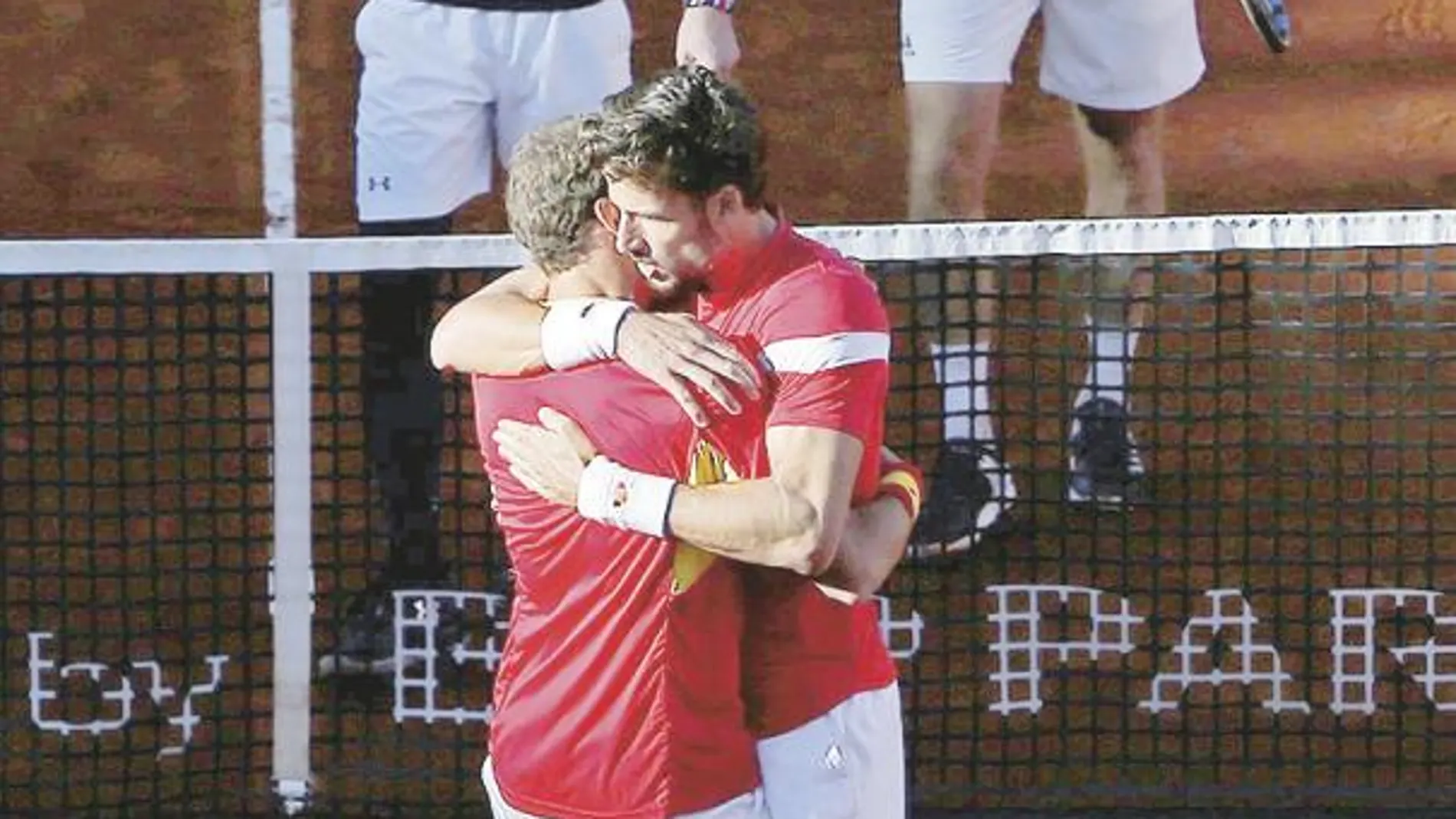 Feliciano López y Pablo Carreño se abrazan tras ganar el punto de dobles.