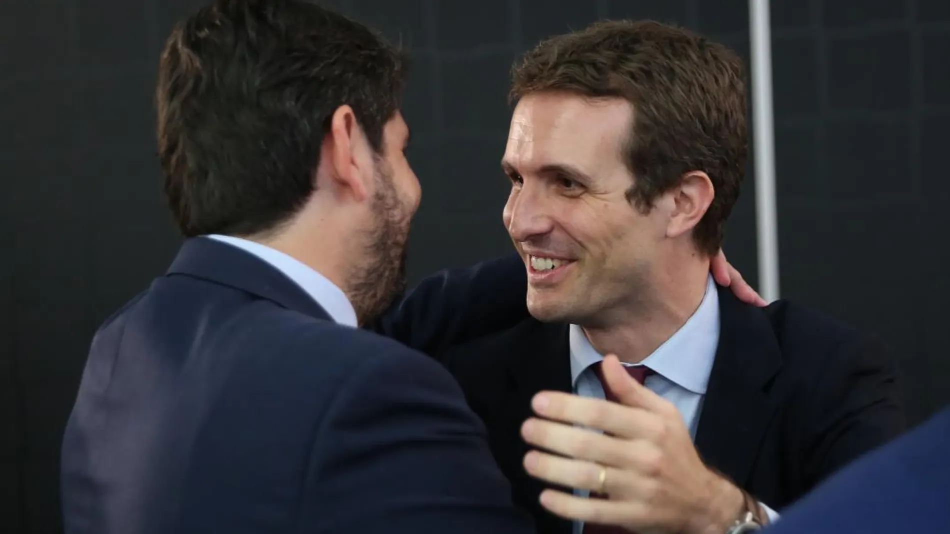 La Razón. El presidente de la Región y del PP murciano, Fernando López Miras, abrazó ayer a Pablo Casado, nuevo líder de la formación nacional, que ha designado al murciano Teodoro García como nuevo secretario general