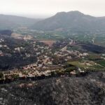 Fotografía facilitada por la Unidad Militar de Emergencias (UME), vista aérea de la zona afectada por el incendio en Llutxent (EFE)