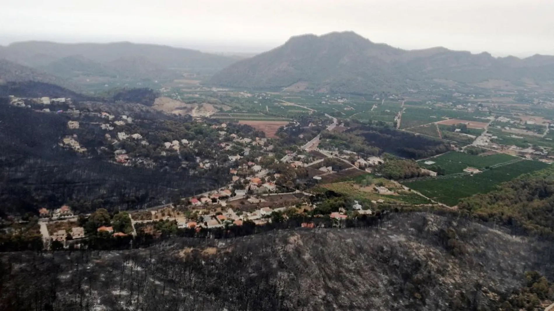 Fotografía facilitada por la Unidad Militar de Emergencias (UME), vista aérea de la zona afectada por el incendio en Llutxent (EFE)