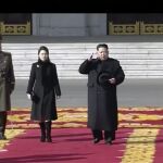 El líder norcoreano, Kim Jong Un, junto a su mujer Ri Sol Ju, durante el desfile militar en Pyongyang