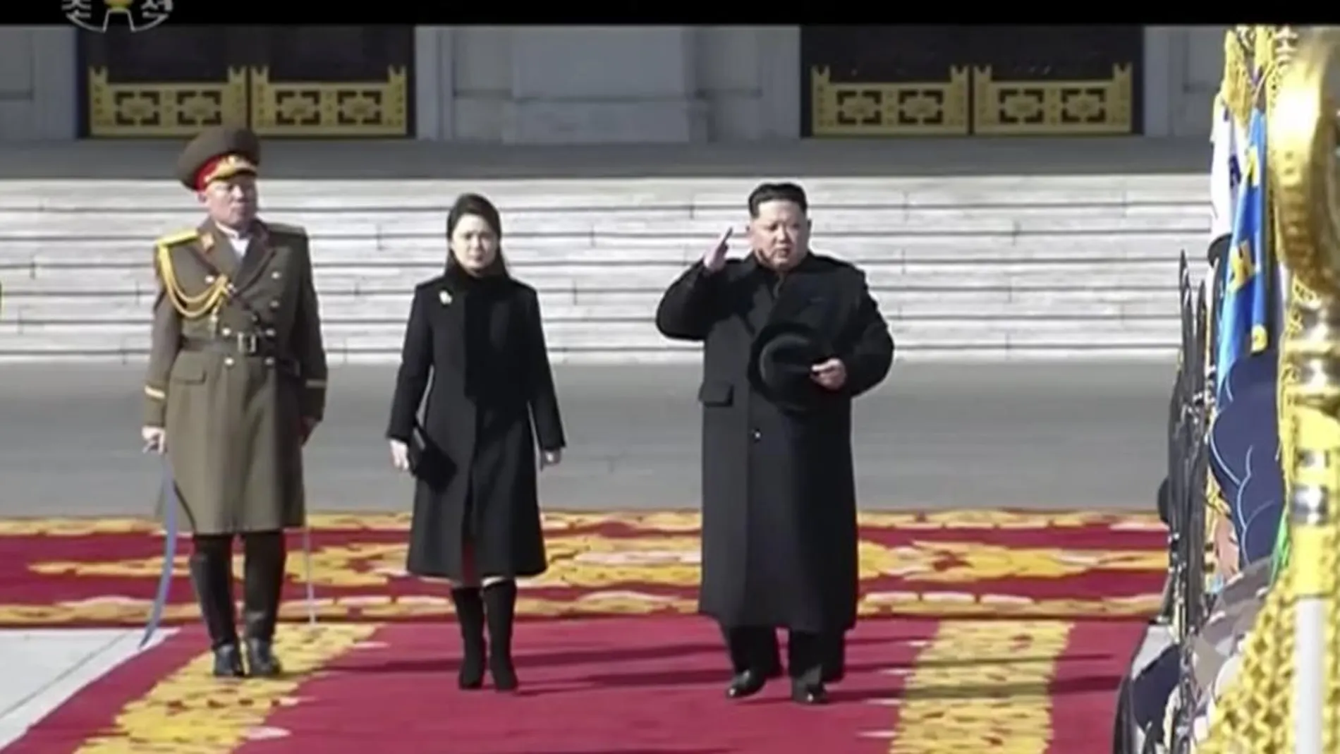 El líder norcoreano, Kim Jong Un, junto a su mujer Ri Sol Ju, durante el desfile militar en Pyongyang