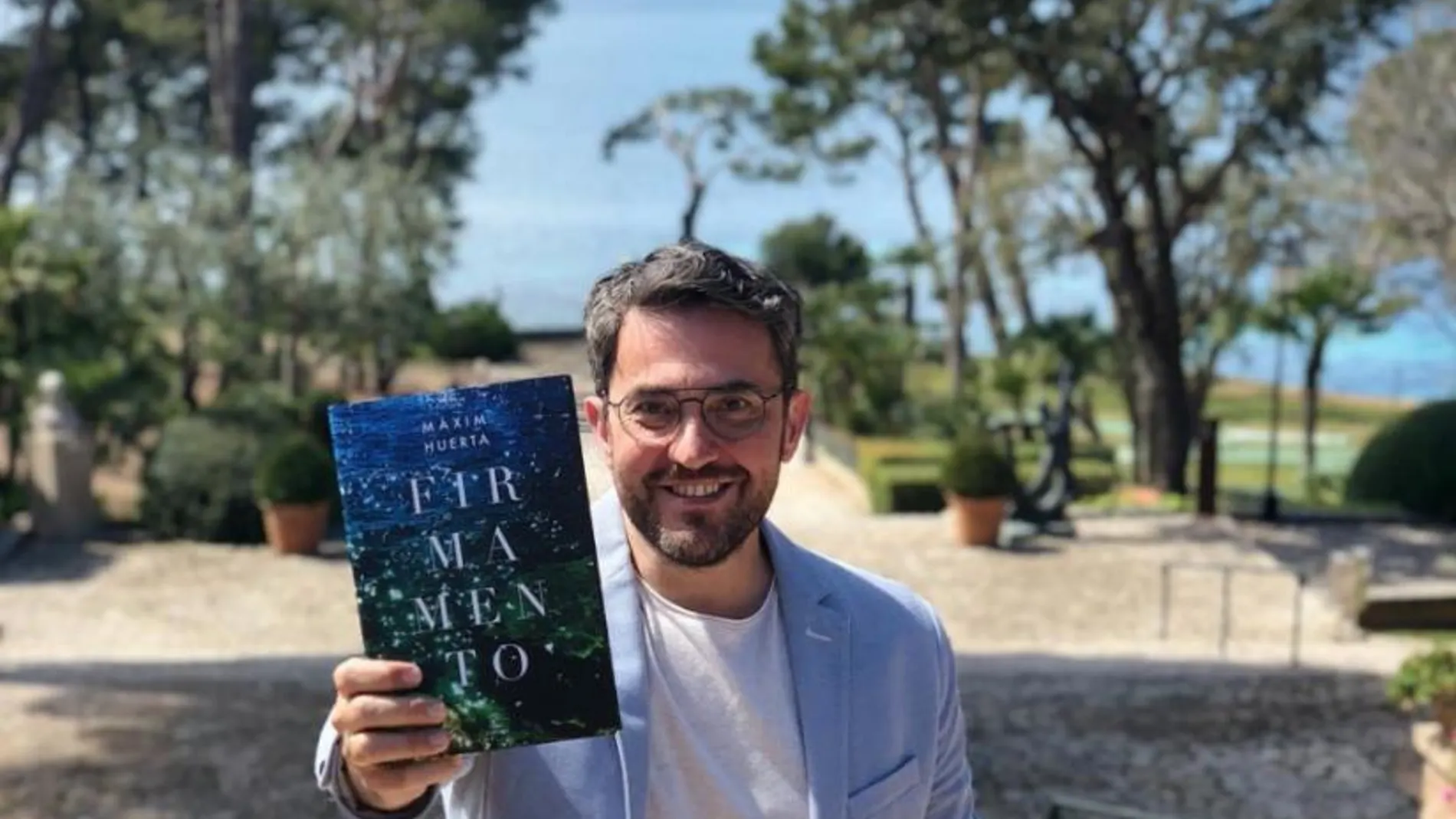 Maxim Huerta con su nueva novela, Firmamento, en el Hotel Formentor de Mallorca