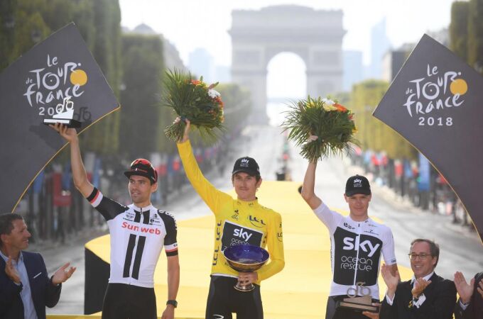 Tom Dumoulin, Geraint Thomas y Chris Froome en el podio del Tour ayer en París. EFE/EPA/STEPHANE MANTEY / POOL