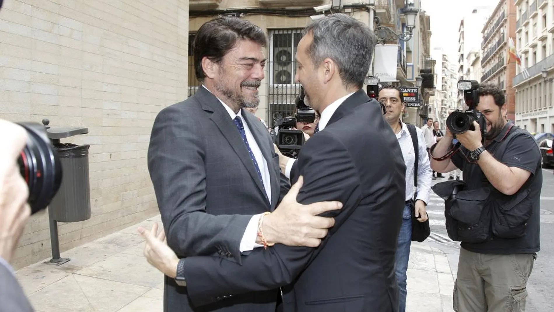 El alcalde de Alicante, Luis Barcala (izquierda) recibió ayer al Presidente de la Diputación Provincial, César Sánchez